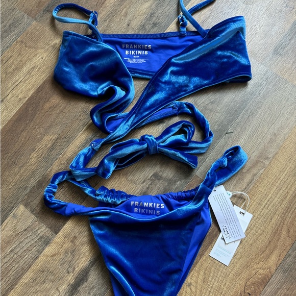 BRAND NEW Frankie’s Bikinis Top in Blue Velvet - Picture 3 of 3